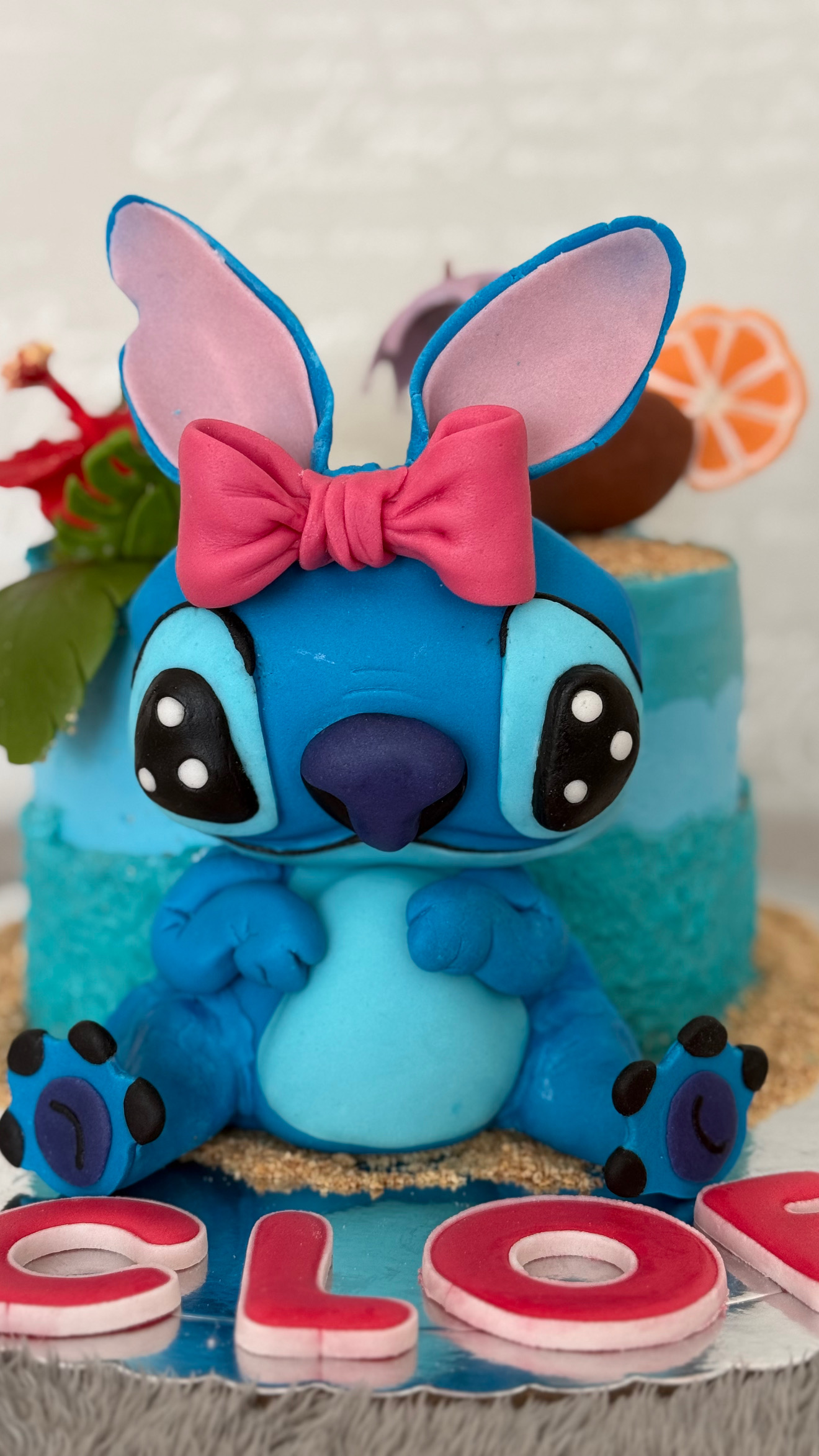 Tarta de comunión decorada en tonos blancos y dorados