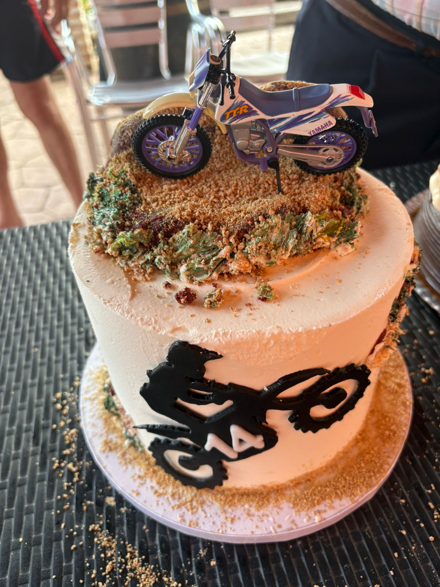 Tarta de boda elegante con flores blancas